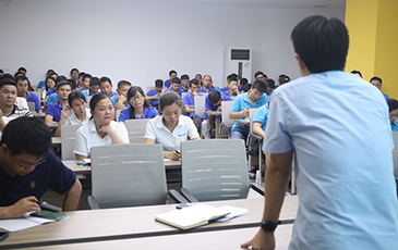 銳天科技召開8月份月度工作總結(jié)大會以及新進(jìn)員工介紹